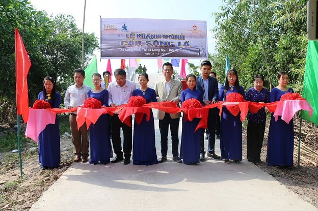 cau-lac-bo-bat-dong-san-tp-hcm-hrec-tai-tro-xay-hai-cay-cau-nong-thon-o-hau-giang